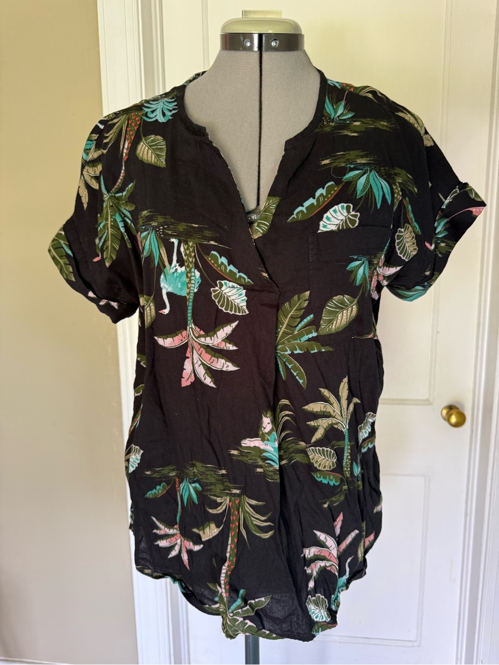 Old Navy Women's Black Tropical Print Short Sleeve Blouse